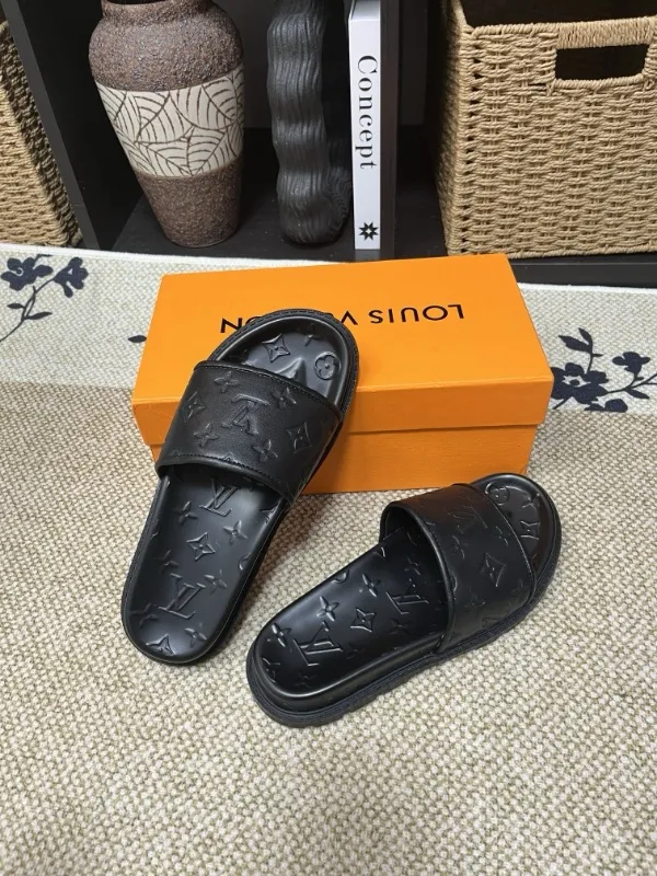 P270🏆Louis Vuitton 🏆[Louis Vuitton] Spring/Summer 2025 [Men's Flip Flops] 🎯🎯As an active family in the fashion industry ⭐ Lv is characterized by bold innovation ⚡Create this casual business style for Chinese fashionable men ✨The fabric is made of imported high-grade cowhide 🔥 Clean and neat ⚡Fashionable and elegant🌹Breathable, sweat-absorbent and deodorant👈So luxurious, high-end and domineering. 👍Must be sold if you repost the picture. Number of yards: 38--46. Color: 🎉 For large quantities. Welcome to repost.